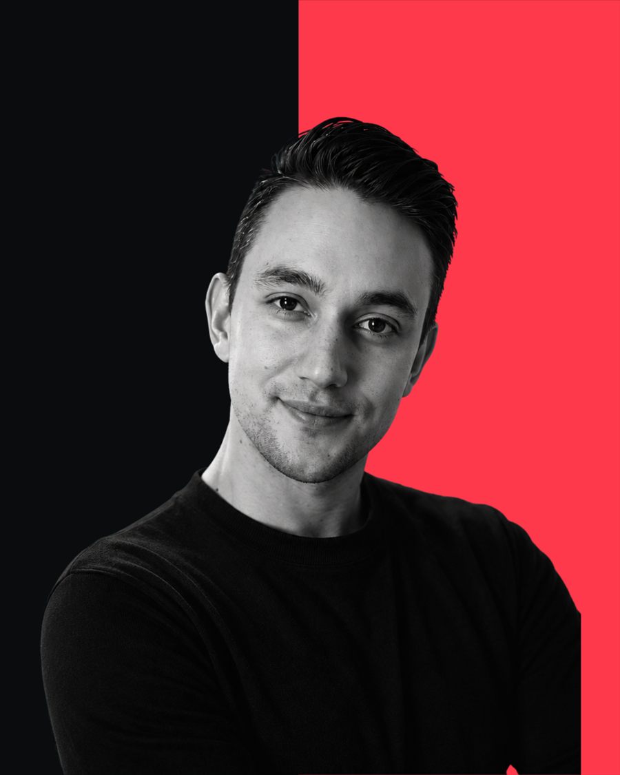 Juan David Ocampo sobre fondo negro y rojo